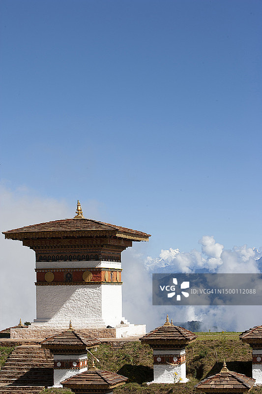 不丹喜马拉雅山脉上的佛教宝塔图片素材
