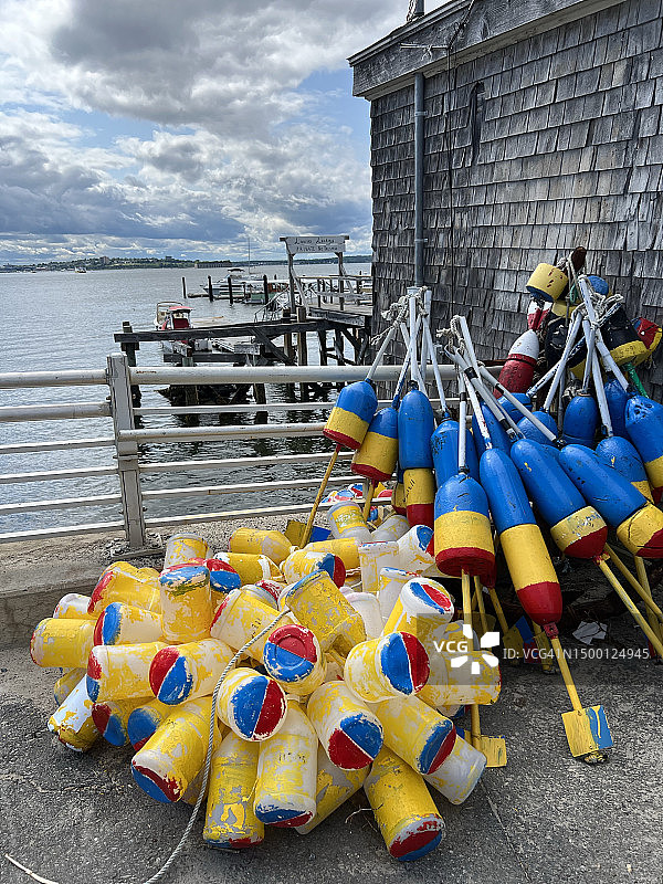 缅因州峰岛，以波特兰为背景的龙虾浮标图片素材