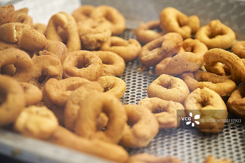 碗中大量炸鱿鱼圈，高角度窗口视角图片素材