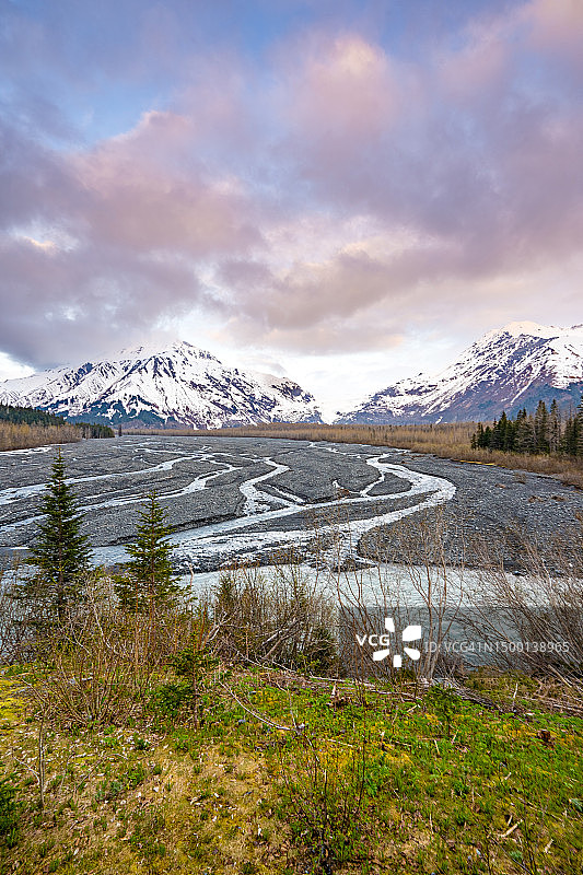 美国阿拉斯加基奈峡湾国家公园出口冰川区的壮丽日出图片素材