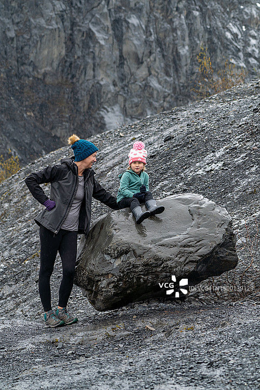 母女在美国阿拉斯加奇奈峡湾国家公园冰川徒步旅行图片素材