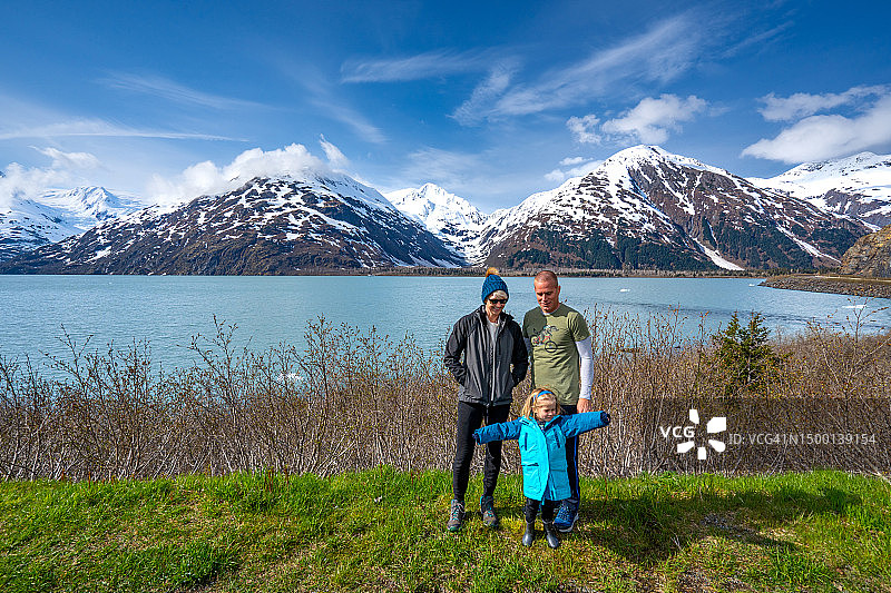 美国阿拉斯加州楚加奇州立公园美丽的绿松石色冰川湖图片素材