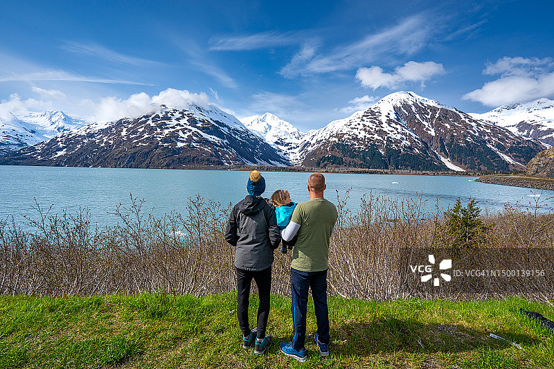 美国阿拉斯加州楚加奇州立公园美丽的绿松石色冰川湖图片素材