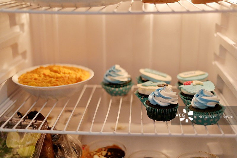 冰箱里的甜点和纸杯蛋糕图片素材