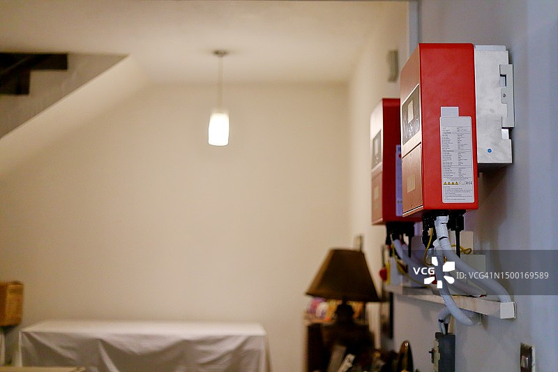 安装在住宅楼地下室的可升级室内混合太阳能逆变器图片素材