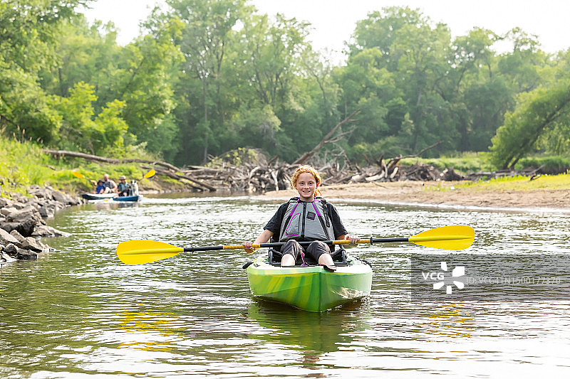 夏季家庭皮划艇沿朗姆河顺流而下图片素材
