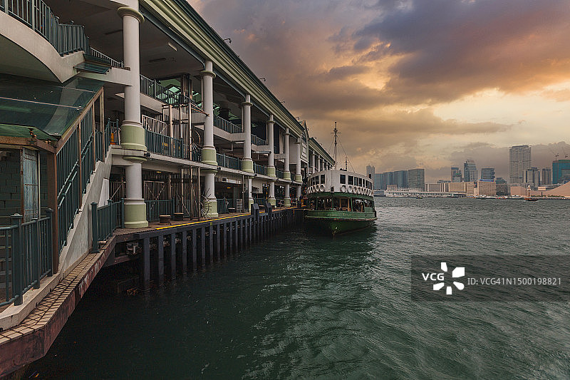 香港中环码头等待乘客的渡轮图片素材