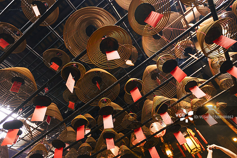 香港中环文武庙屋顶上悬挂的香图片素材