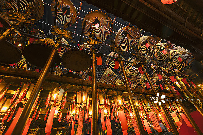 香港中环文武庙屋顶上悬挂的香图片素材