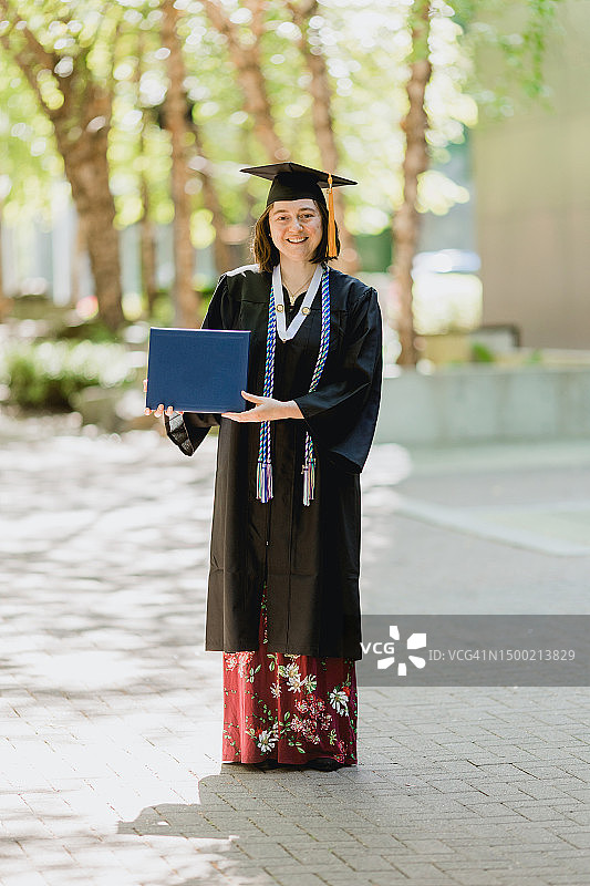 快乐的女大学生毕业生图片素材