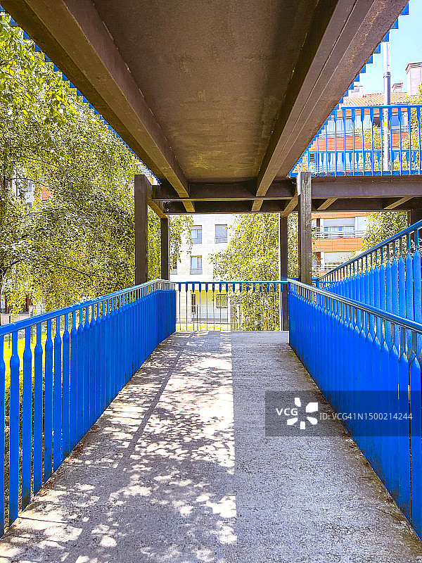 阳光明媚的一天，人行桥内部图片素材