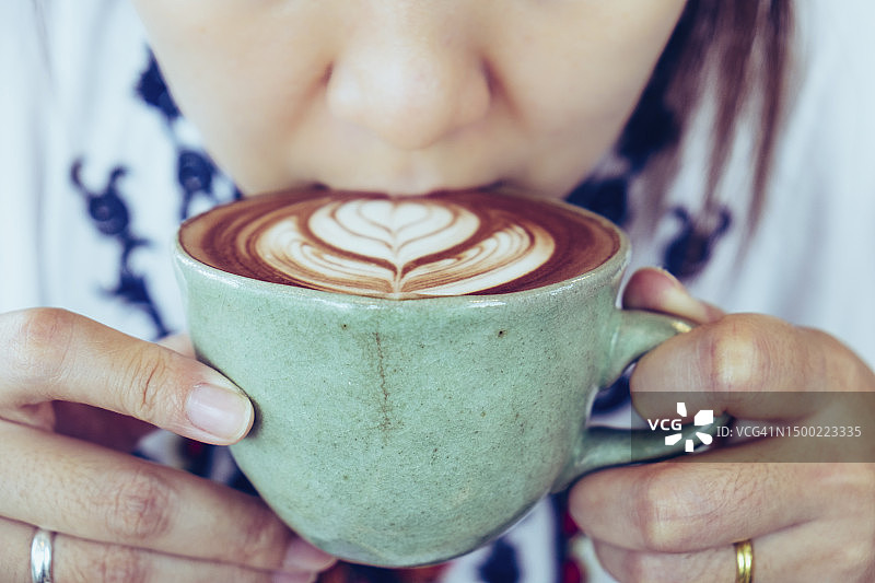 喝咖啡的女人特写图片素材