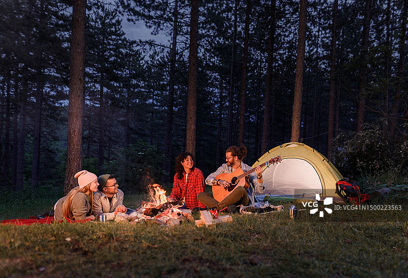 朋友们在大自然中露营，享受篝火图片素材