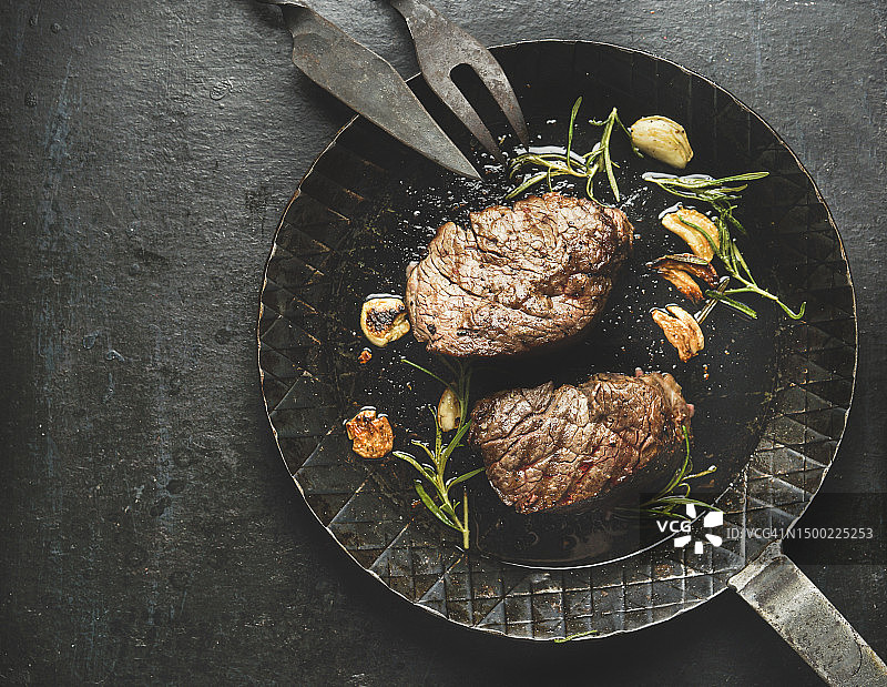 铁板烤菲力牛排配香草、大蒜和黄油图片素材