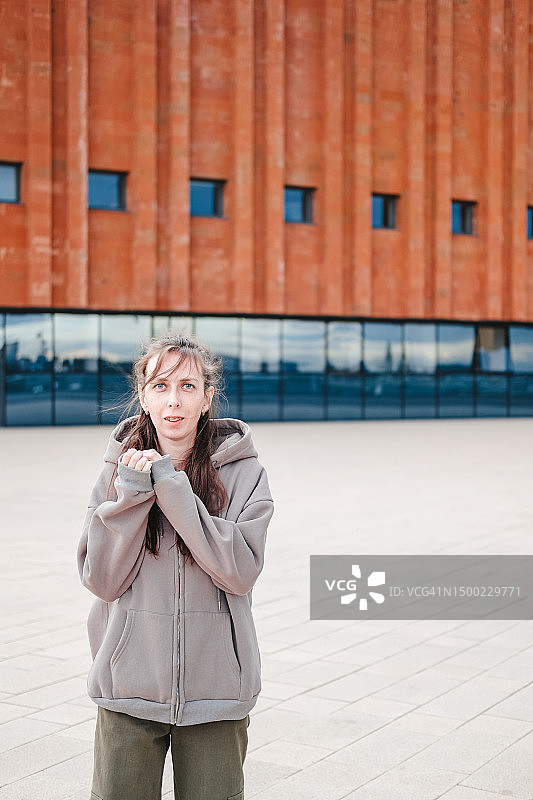 红楼背景下，孤独的蓝眼女孩在风中图片素材