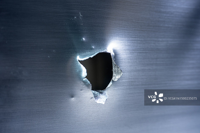 金属上的孔洞图片素材