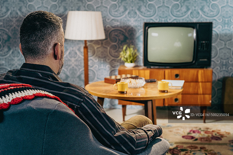 男人坐在椅子上图片素材