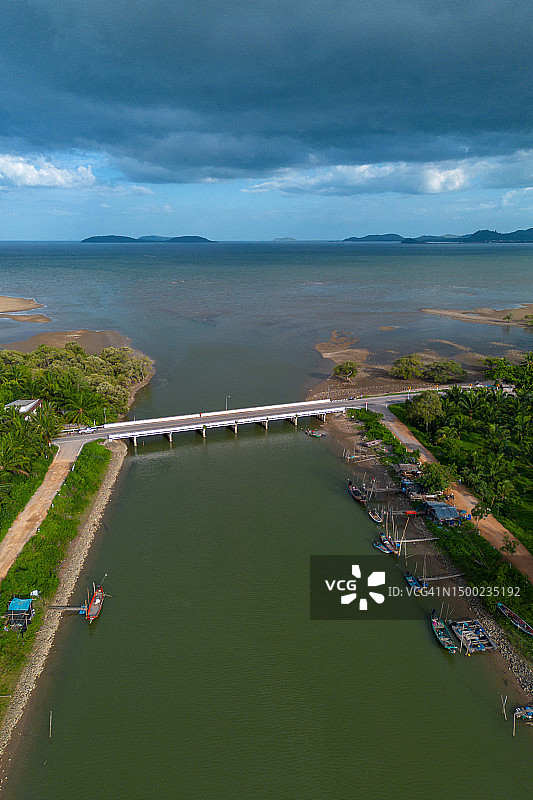 通往大海的河上桥梁（高角度）图片素材