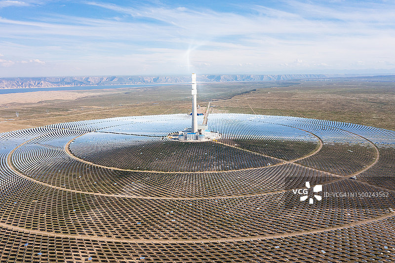 天空下的熔盐塔式光热发电站鸟瞰图图片素材