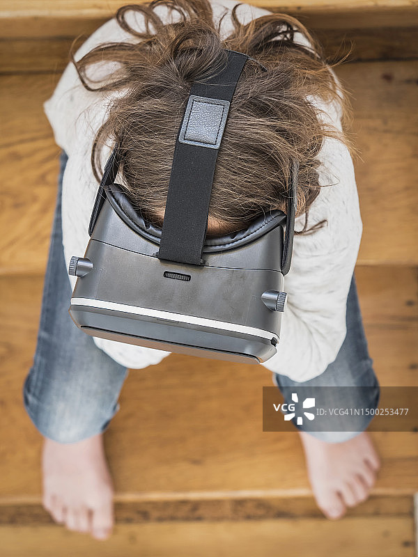 戴VR眼镜的女孩图片素材