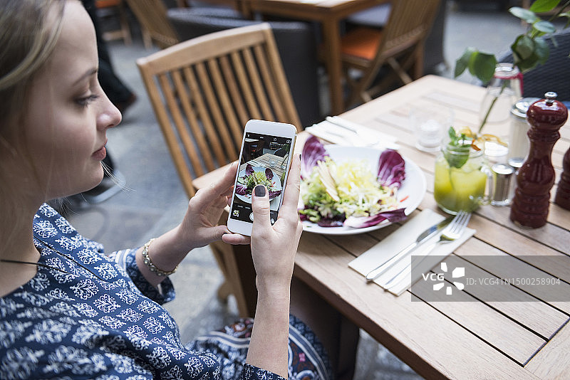 年轻女人拍摄沙拉图片素材