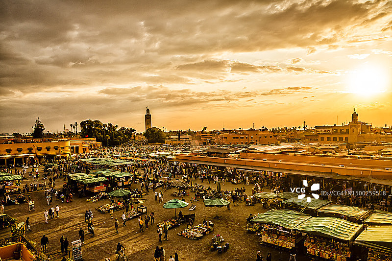 麦地那，日落时分的Jemaa el-Fnaa广场图片素材