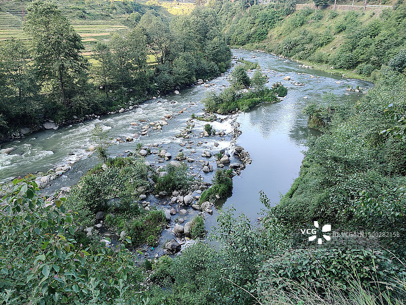 风景秀丽的喜马拉雅山溪流，杰纳布河支流图片素材