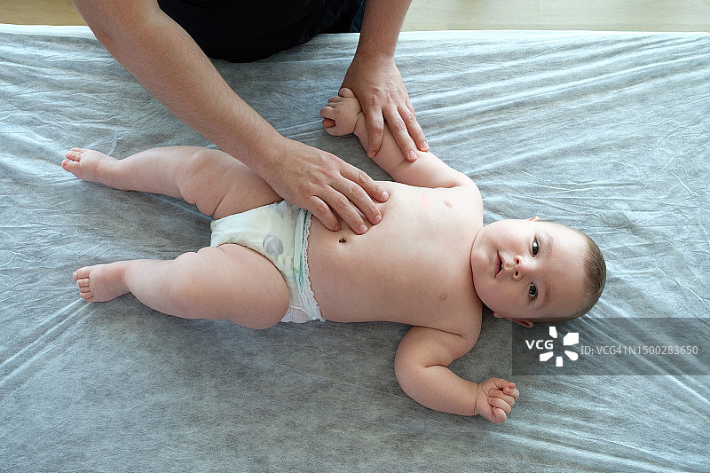 儿科医生、脊椎指压治疗师、骨科医生为婴儿进行生理和情感治疗图片素材