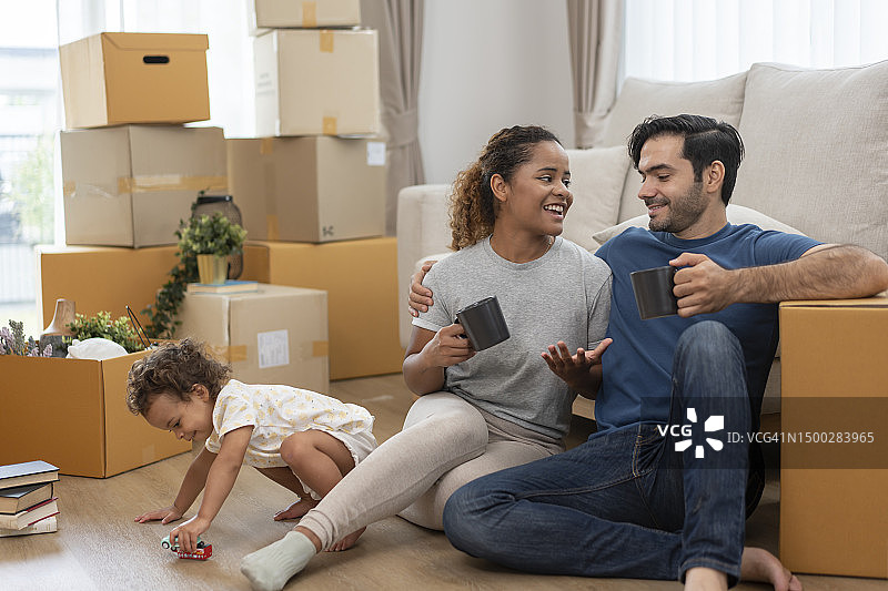 情侣搬家休息时喝咖啡图片素材