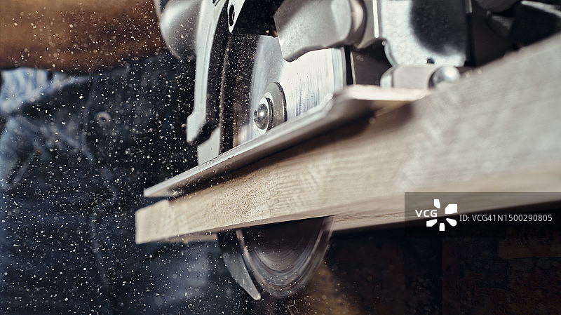 锯子切割木板图片素材