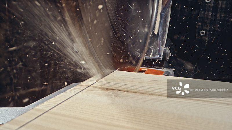 锯子切割木板图片素材