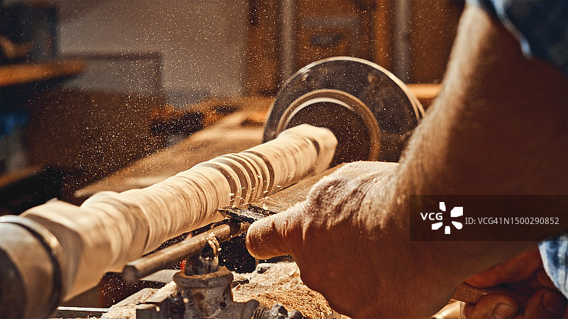 男人在木头上工作图片素材