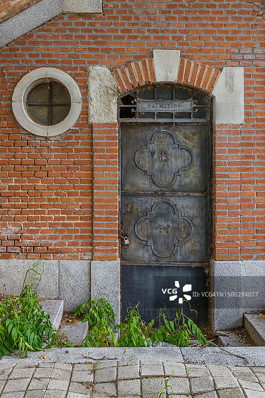 墓地里废弃的男厕图片素材