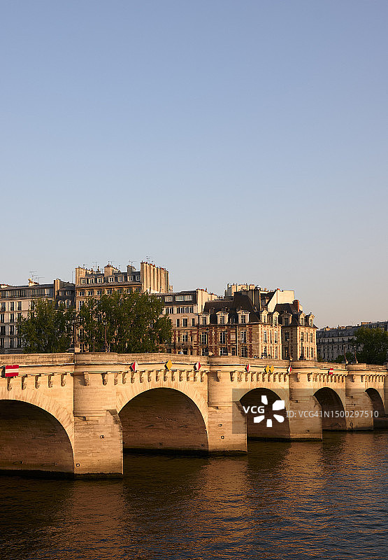 日落时分的新桥和塞纳河图片素材