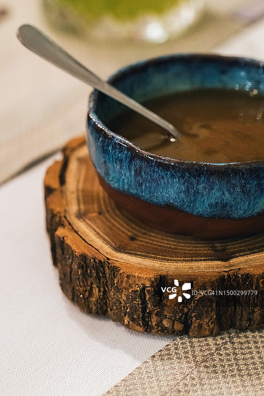 木架上手工碗里的格鲁吉亚辣汤图片素材