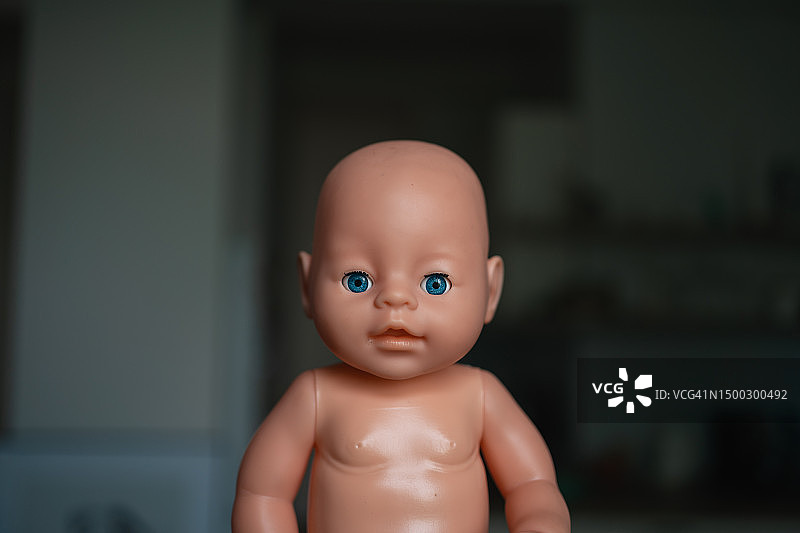 蓝色塑料眼睛的复古娃娃肖像图片素材