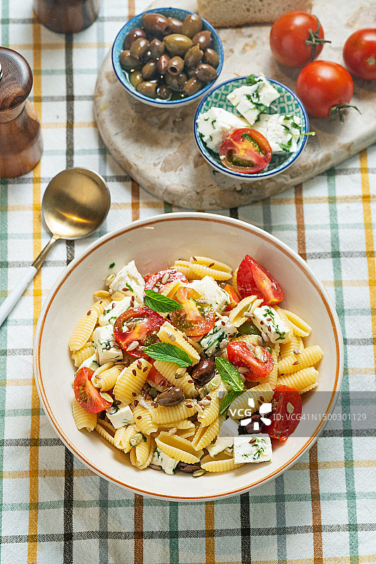 番茄奶酪意面沙拉图片素材