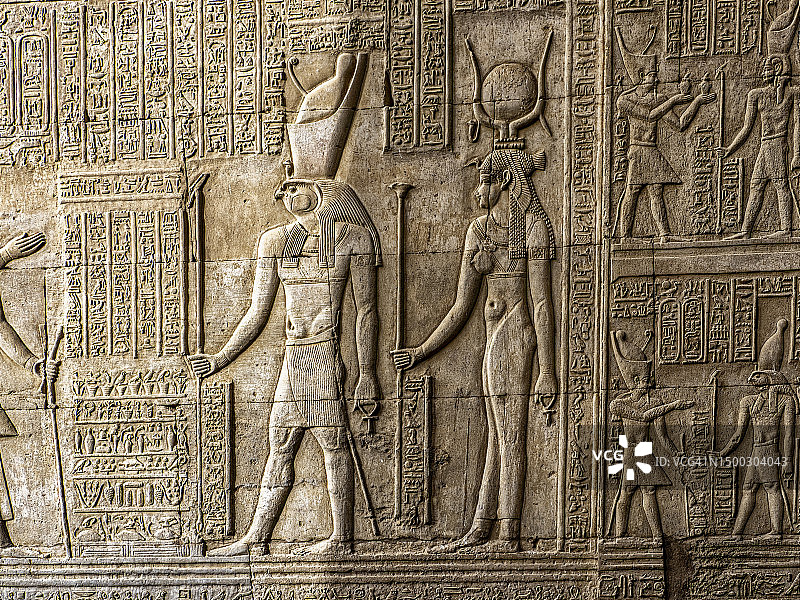 埃及埃德夫神庙外墙的绘画与象形文字图片素材