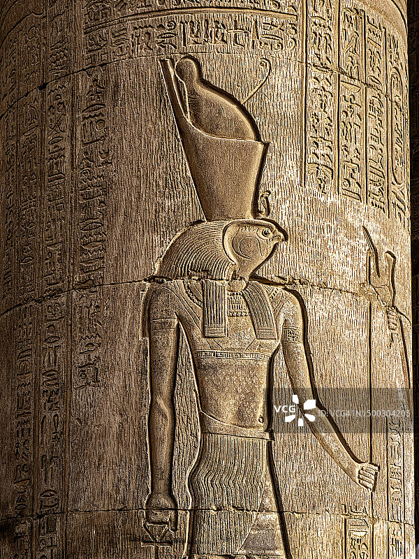 埃及埃德夫神庙柱子上的图纸和象形文字图片素材