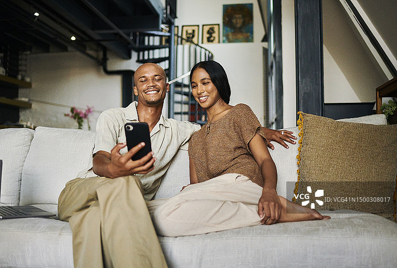 情侣在手机上进行视频通话的正面照图片素材