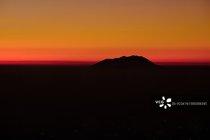 山顶美丽的日出图片素材