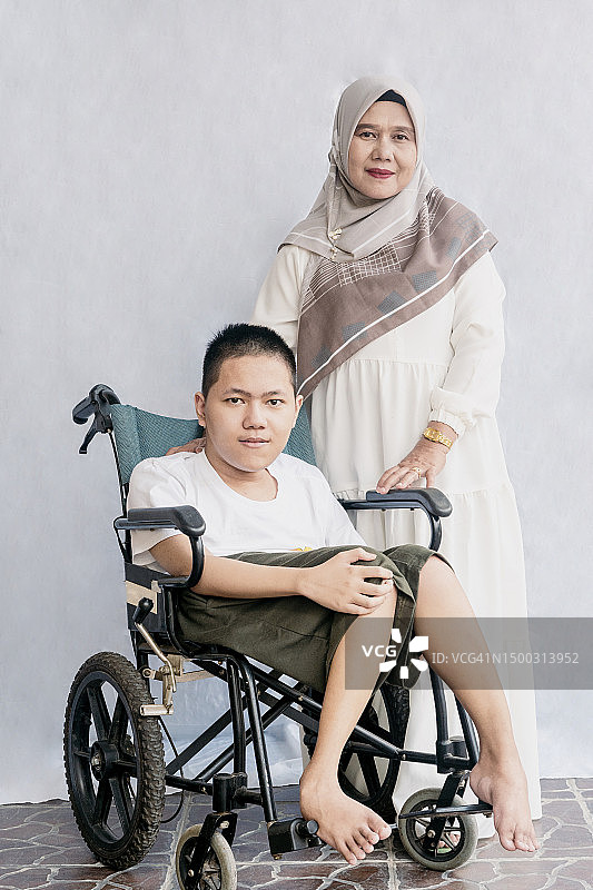 残疾少年和母亲的肖像图片素材