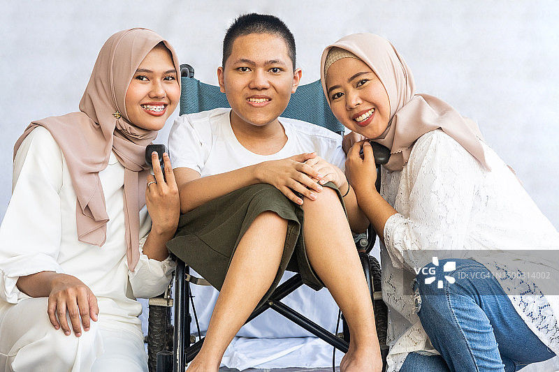 和兄弟姐妹在一起的残疾少年肖像图片素材