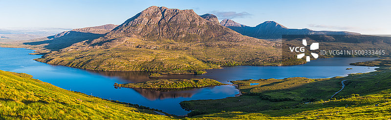 苏格兰科伊加奇高地山峰俯瞰蓝色峡谷全景图片素材