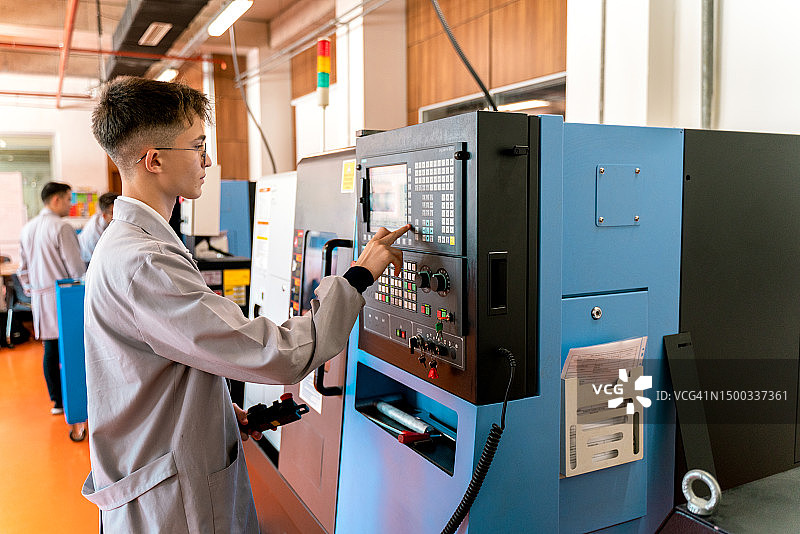 职业技术培训学校的数控机床青年组图片素材
