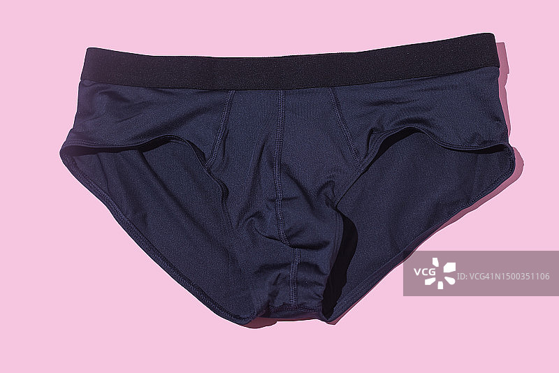 粉色背景上的藏蓝色男士真丝内裤，内衣运动服饰图片素材
