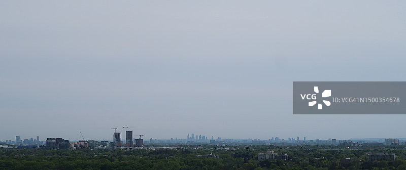 远处城市天际线的建筑物（含部分在建建筑）图片素材