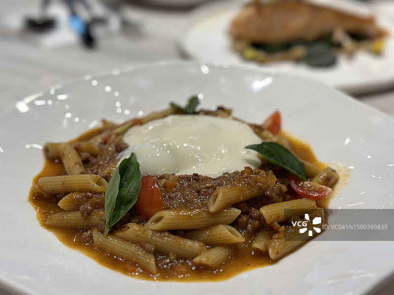 餐桌上盘子里的意大利面特写图片素材