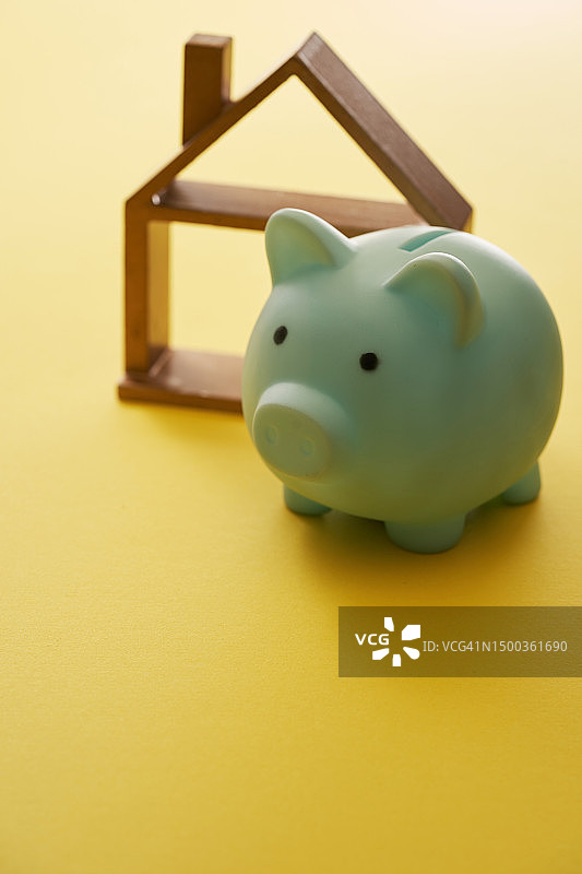 小猪储蓄罐堆叠的高角度视图图片素材