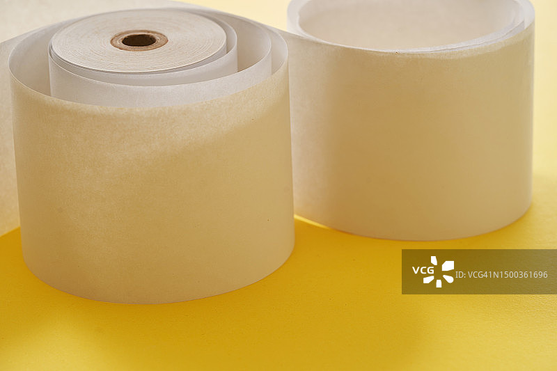 黄色背景下的纸张特写图片素材